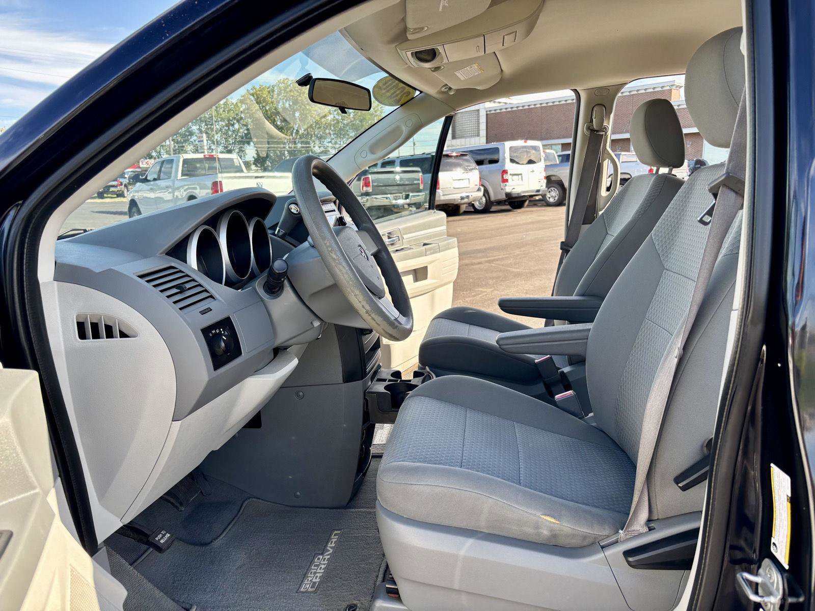 Used 2010 Dodge Grand Caravan SE image 2