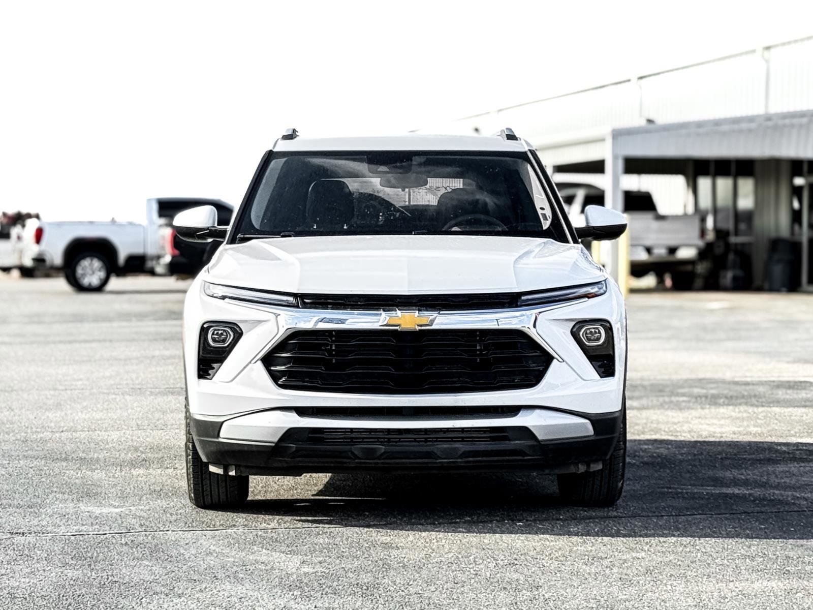 Used 2025 Chevrolet TrailBlazer LT image 2