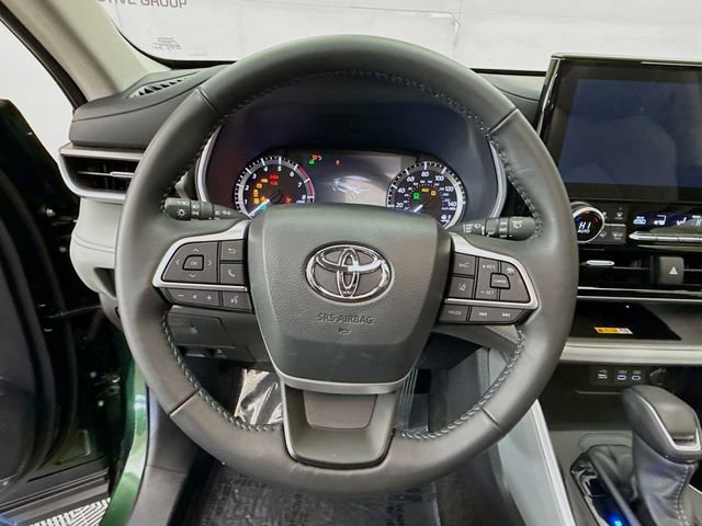 Used 2024 Toyota Highlander XLE image 11
