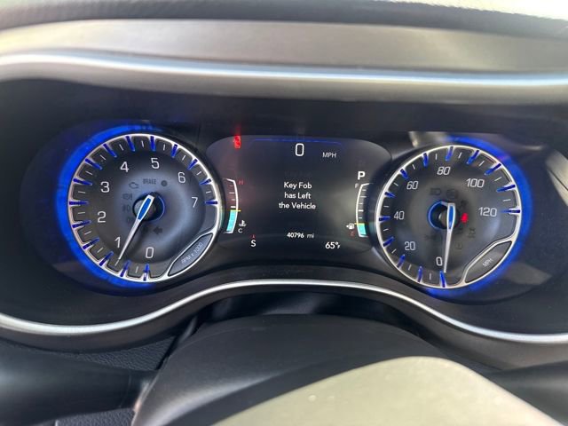 Used 2023 Chrysler Pacifica Touring-L image 12