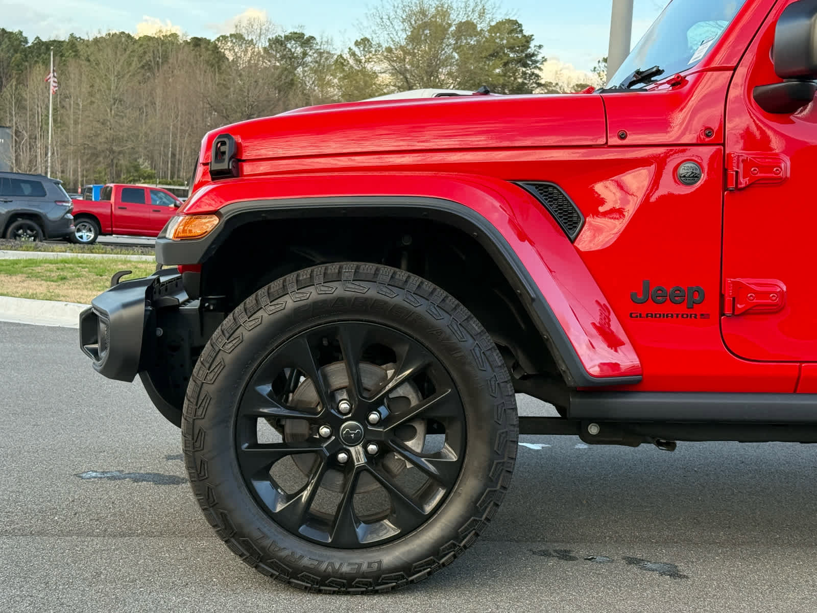 Used 2025 Jeep Gladiator Sport image 11