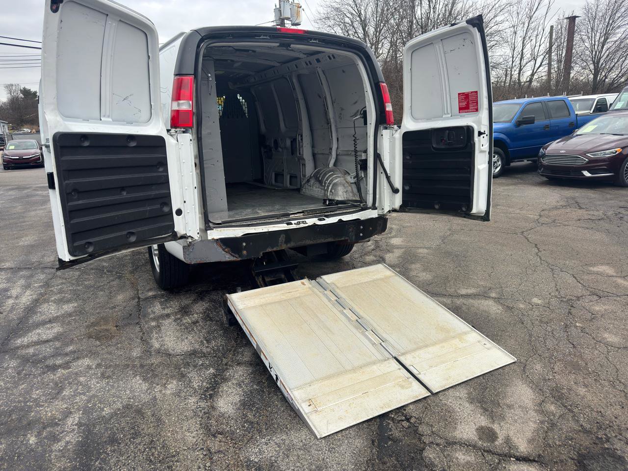 Used 2019 Chevrolet Express 3500 w/ Driver Convenience Package RWD image 29