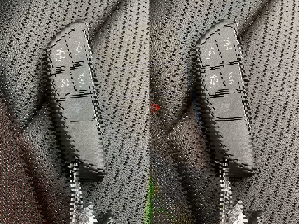 Used 2024 Chevrolet Equinox EV RS image 30