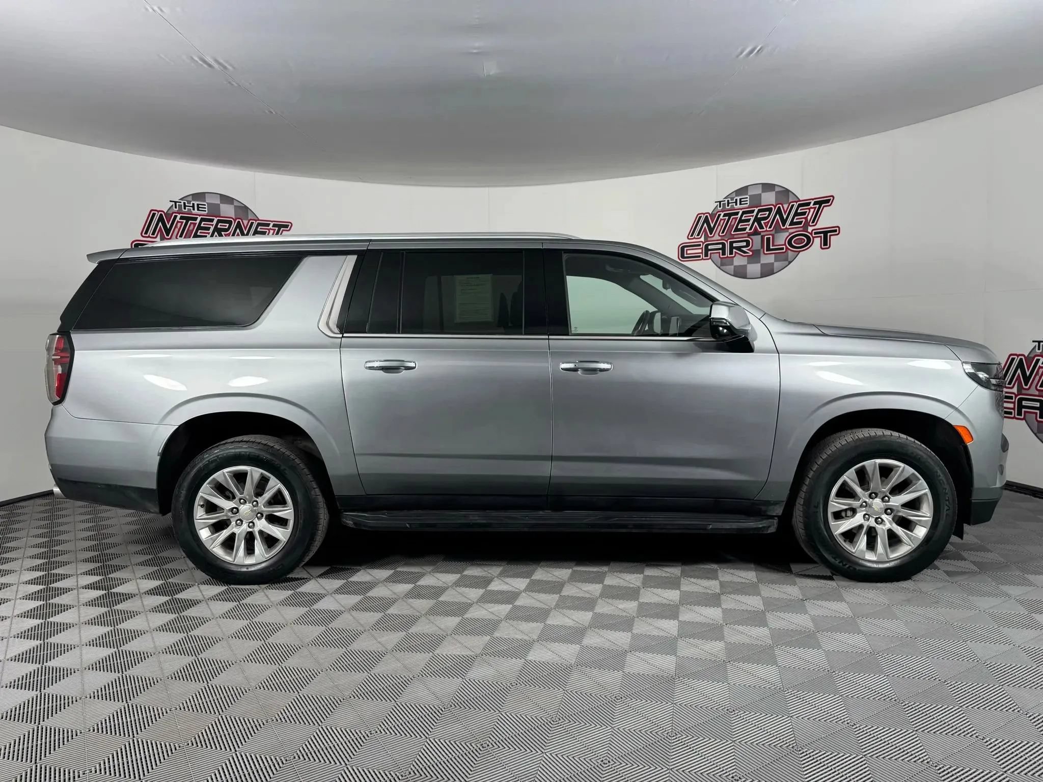 Used 2024 Chevrolet Suburban Premier AWD/4WD image 8