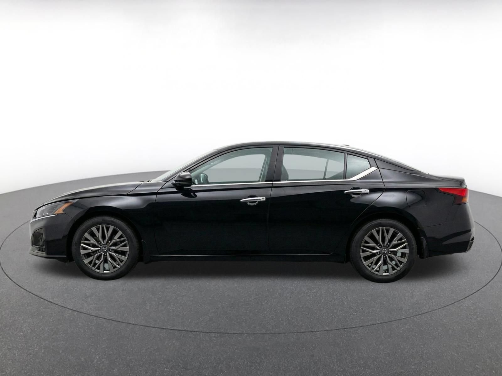 Used 2025 Nissan Altima 2.5 SV FWD image 4