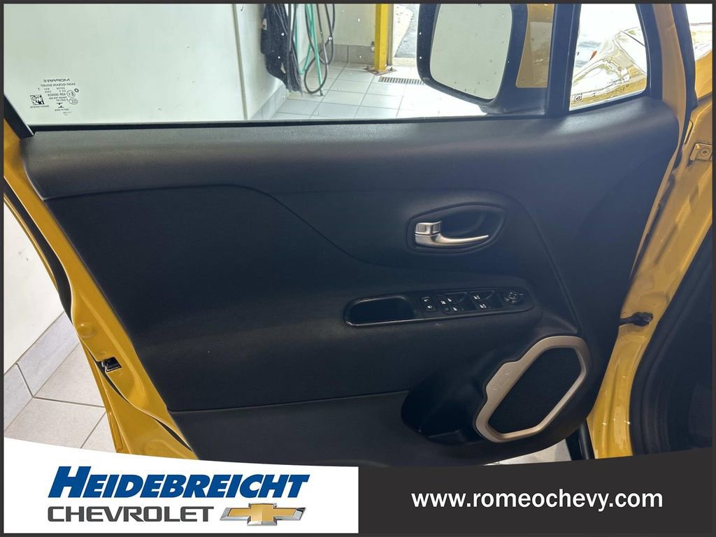 Used 2016 Jeep Renegade Latitude FWD image 10
