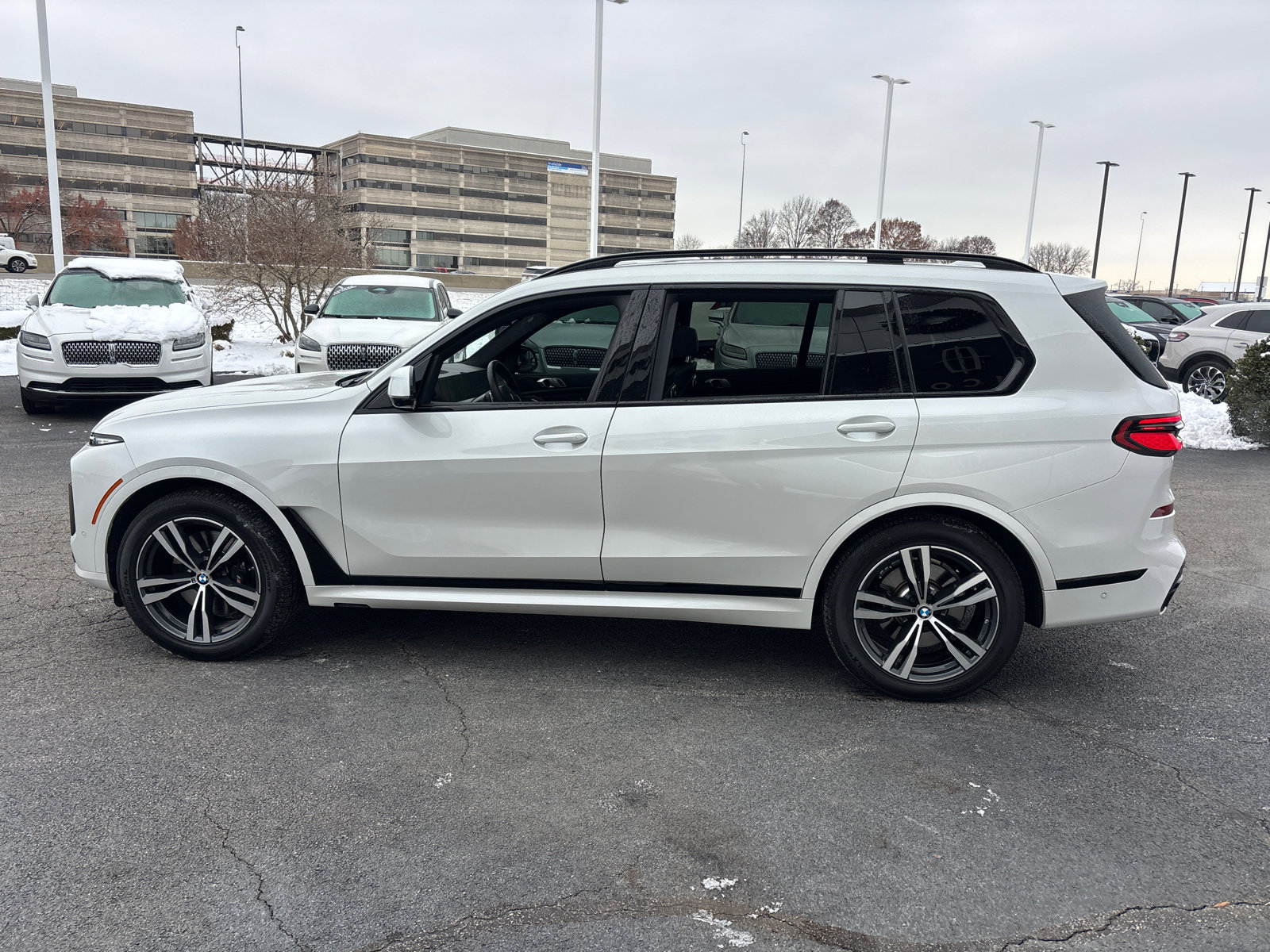 Used 2023 BMW X7 xDrive40i w/ M Sport Package image 4