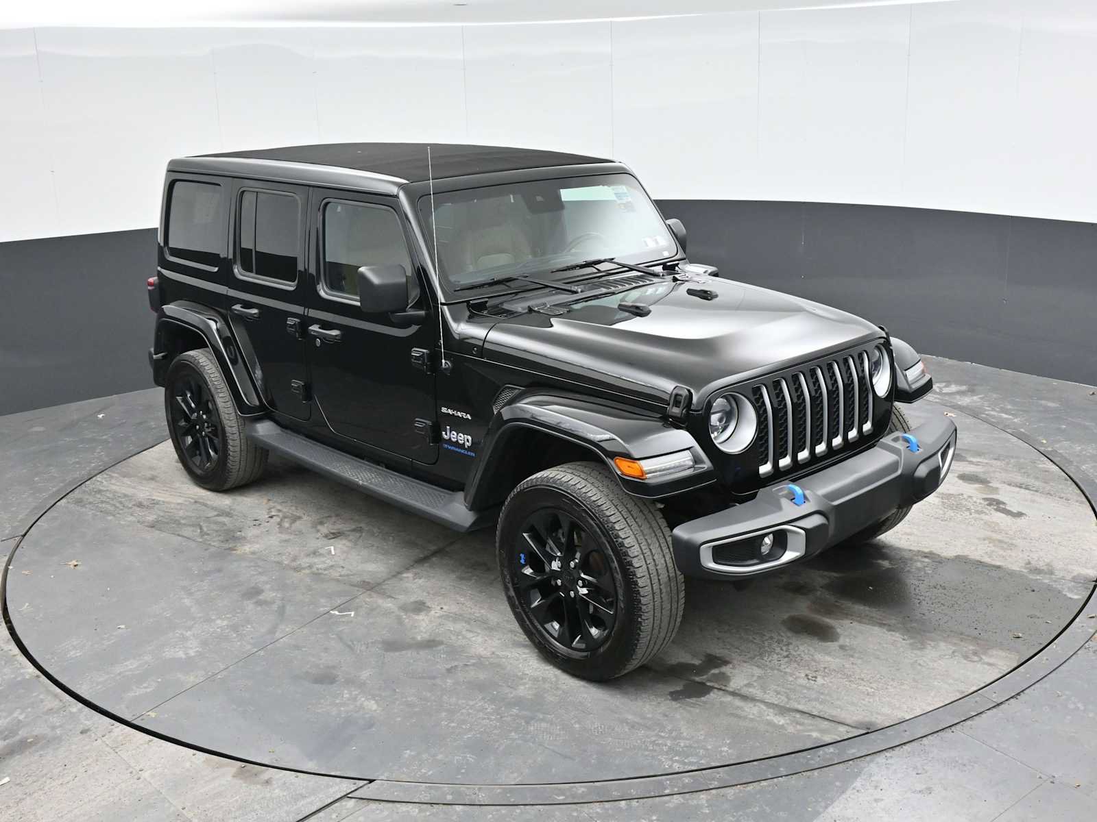 Used 2023 Jeep Wrangler Sahara w/ Cold Weather Group image 31