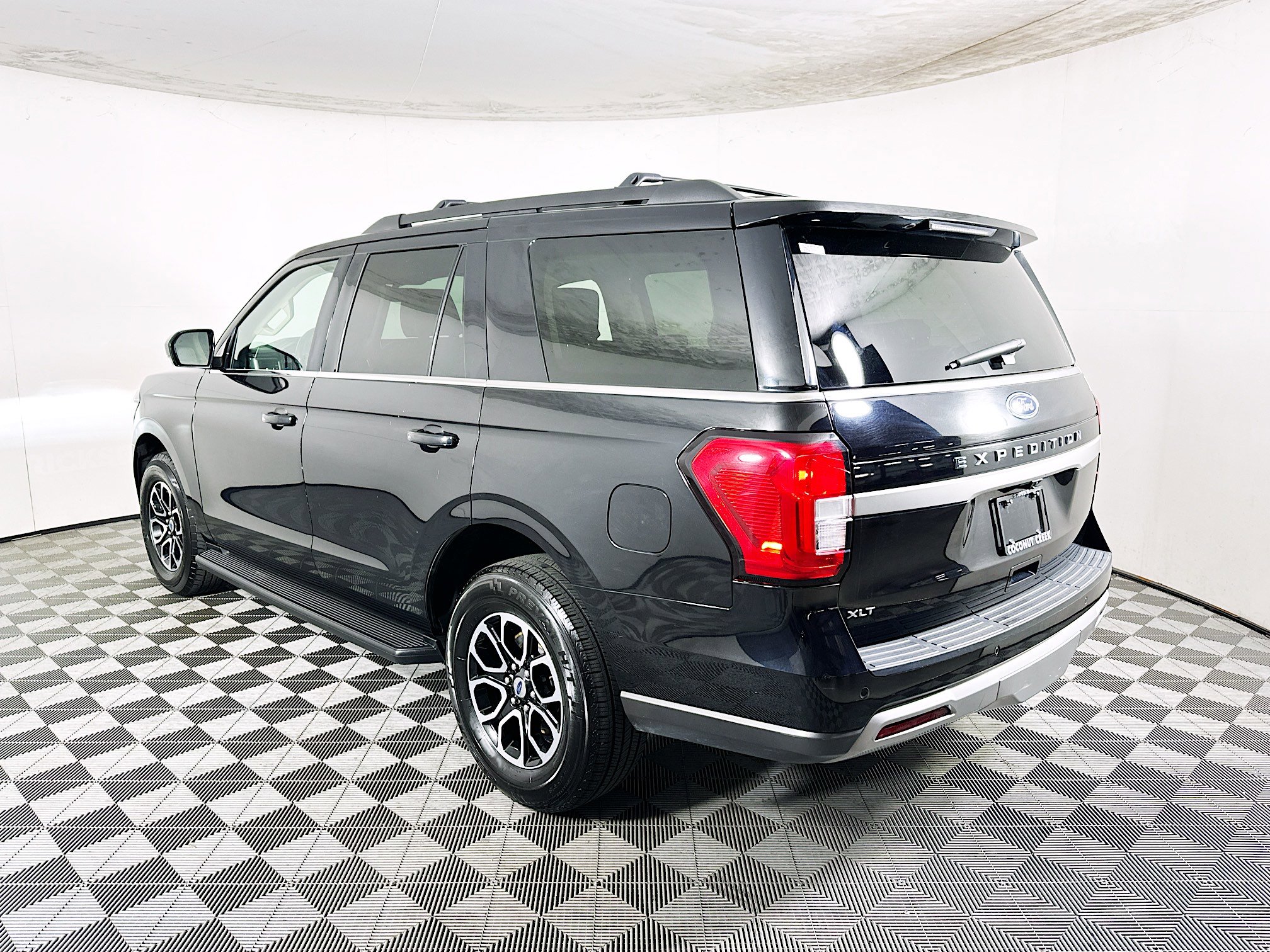 Used 2024 Ford Expedition XLT image 5