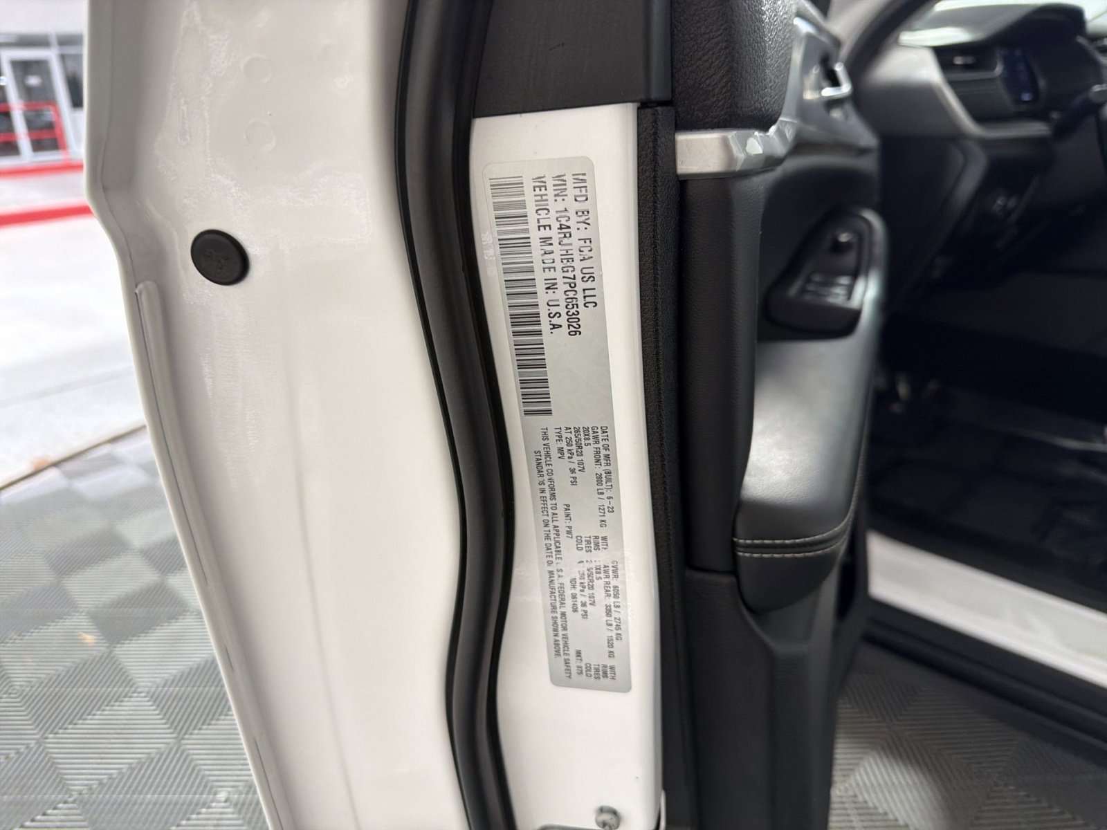 Used 2023 Jeep Grand Cherokee Limited w/ Black Appearance Package image 29