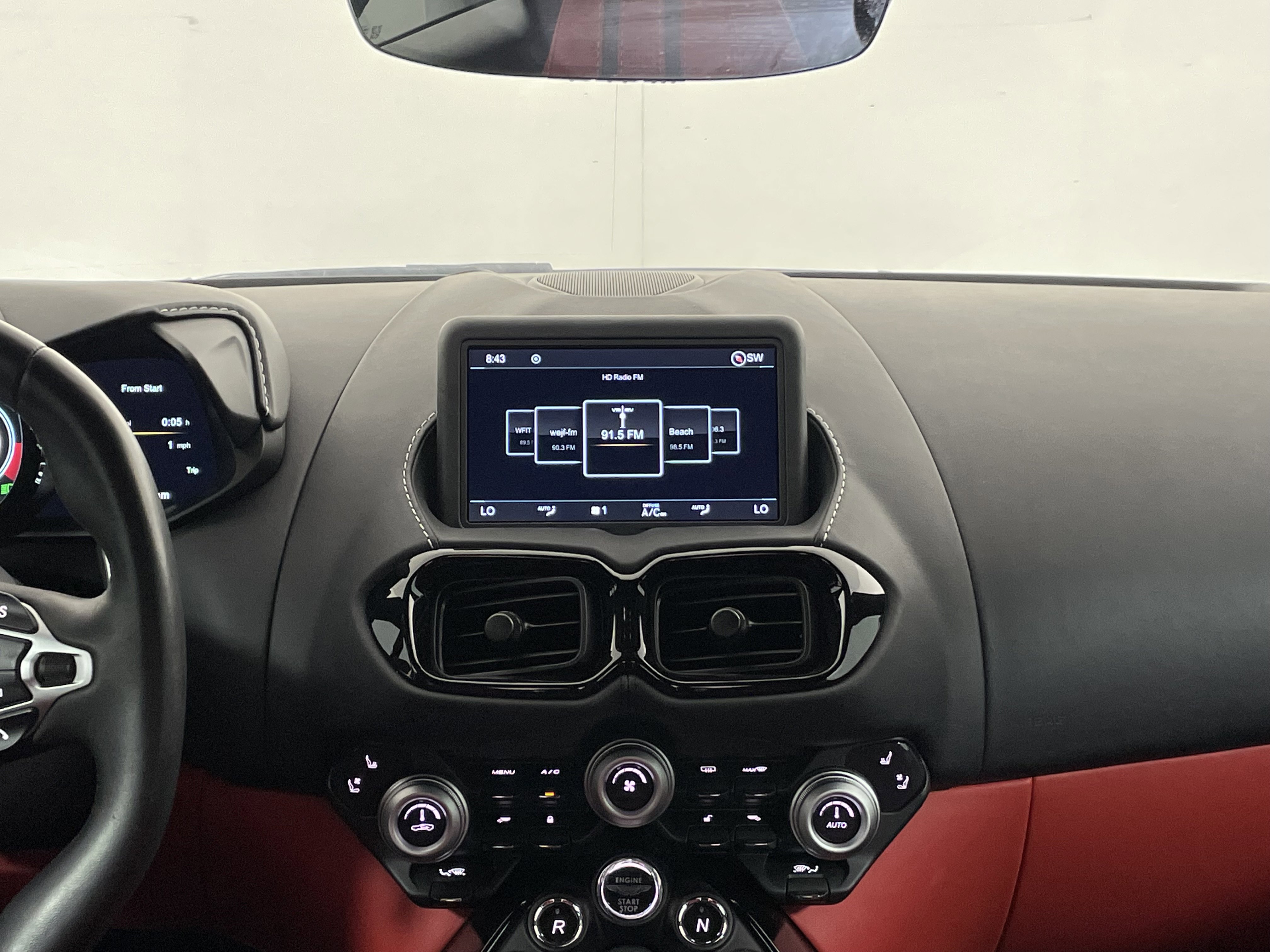 Used 2023 Aston Martin V8 Vantage Coupe image 17