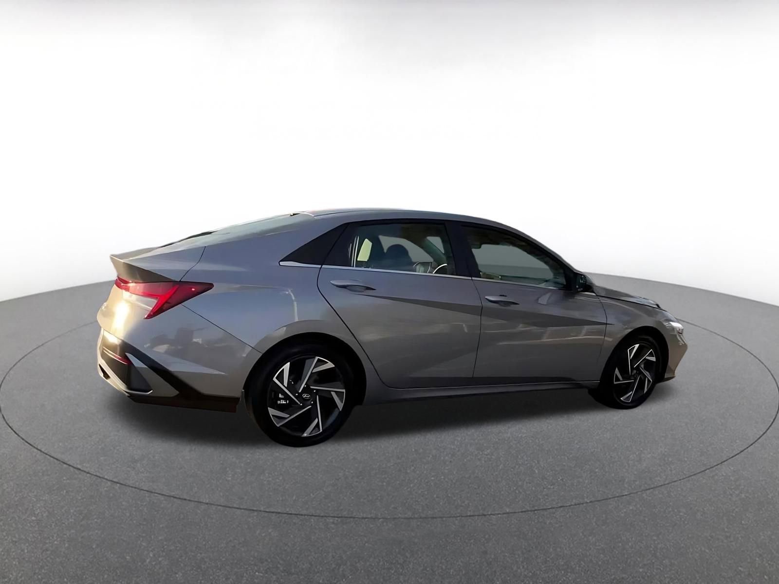 Used 2025 Hyundai Elantra Limited image 14