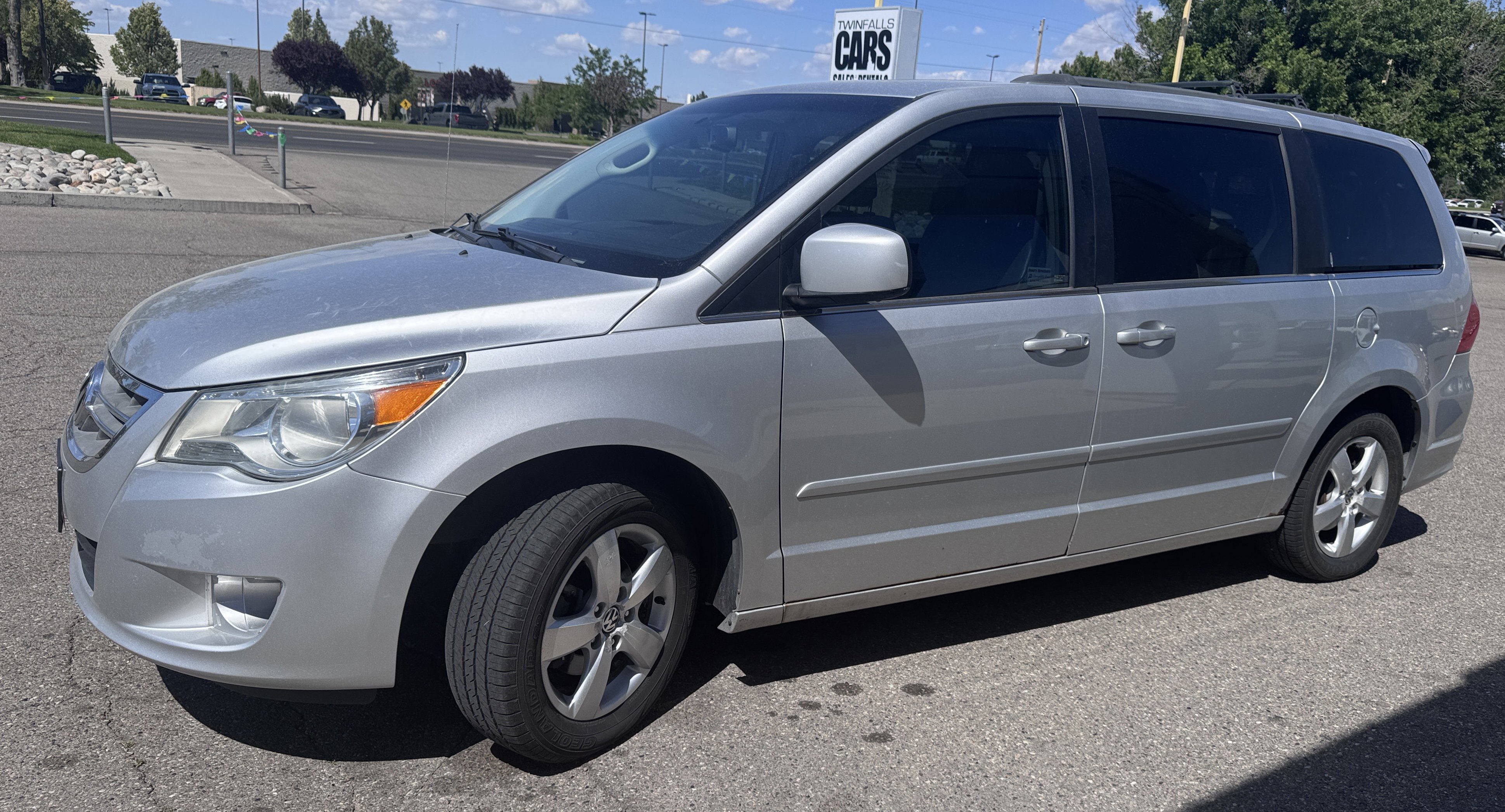 Used 2011 Volkswagen Routan SEL FWD image 4