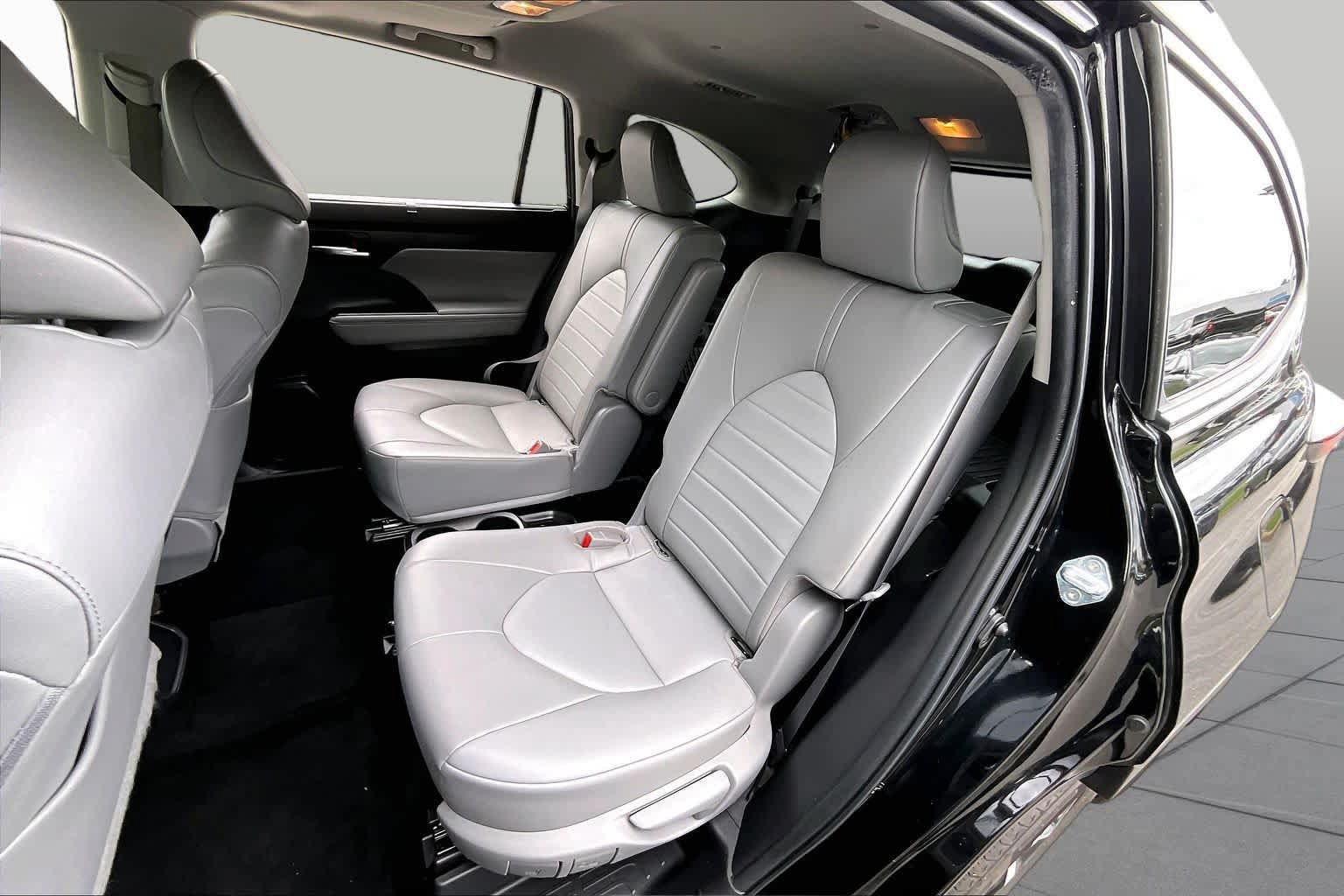 Used 2022 Toyota Highlander XLE AWD/4WD image 19