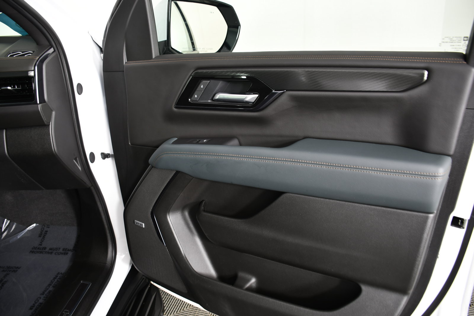 Used 2025 GMC Yukon AT4 AWD/4WD image 43