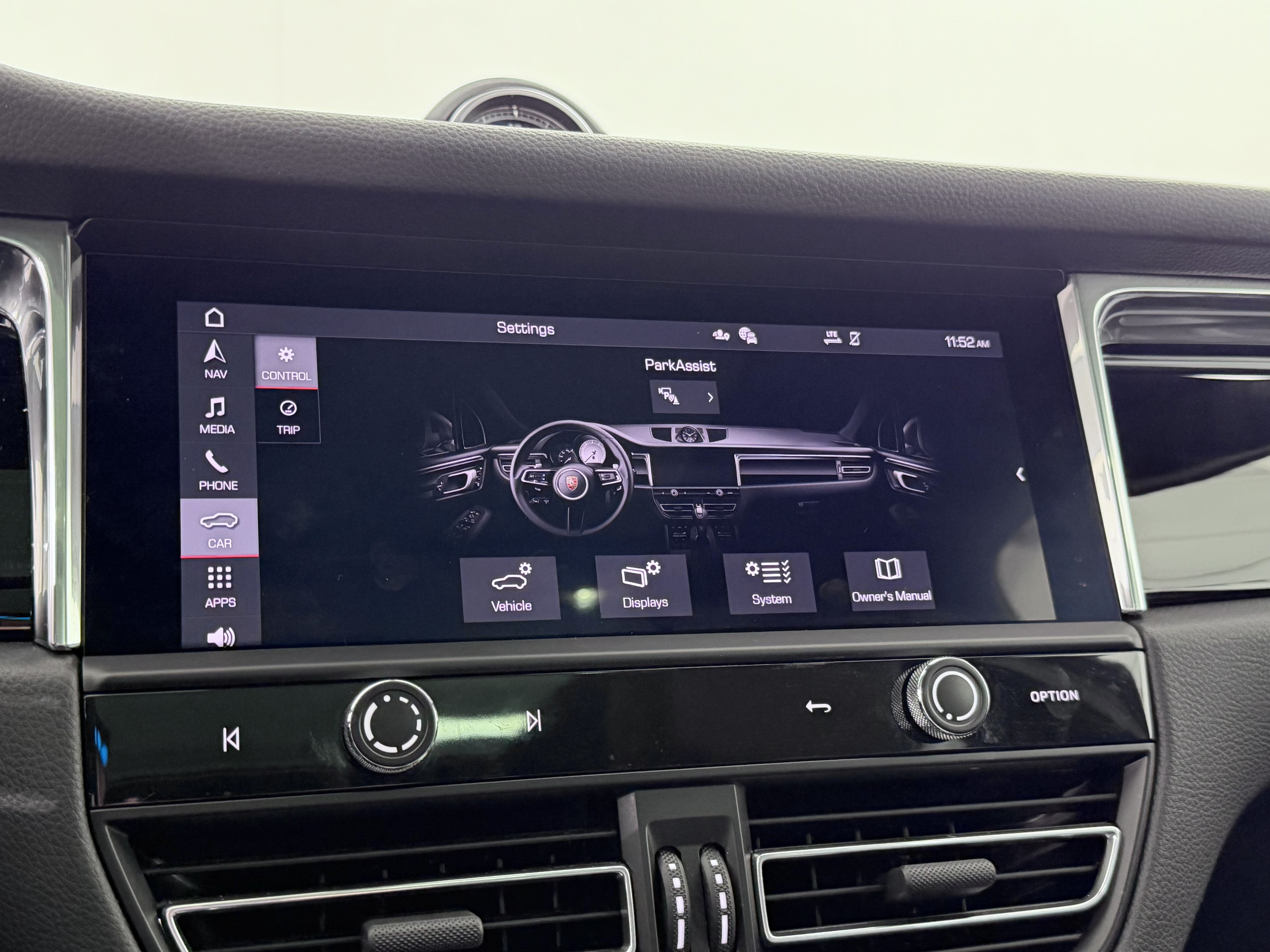 Certified 2025 Porsche Macan AWD/4WD image 42