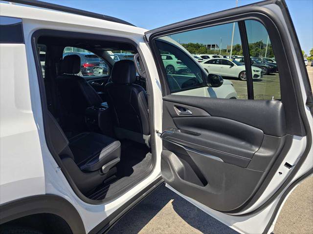 Used 2025 Chevrolet Traverse LT AWD/4WD image 14