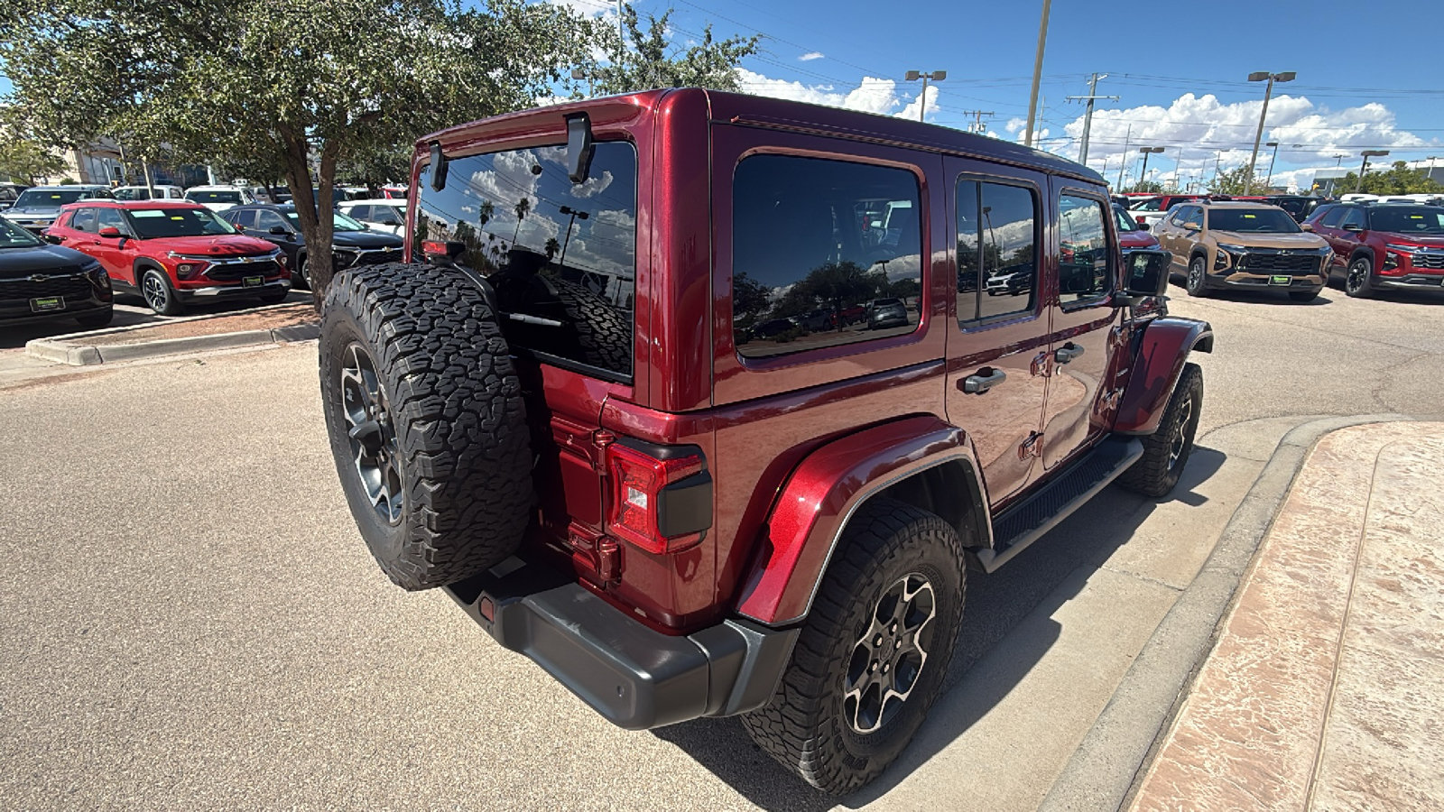Used 2022 Jeep Wrangler Unlimited Sahara w/ Cold Weather Group AWD/4WD image 8