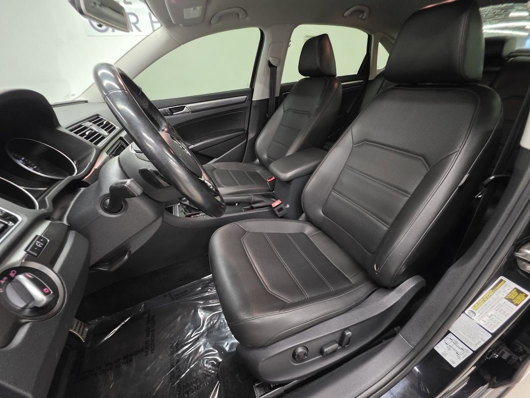 Used 2017 Volkswagen Passat 1.8T R-Line w/ R-Line Lighting Package image 9