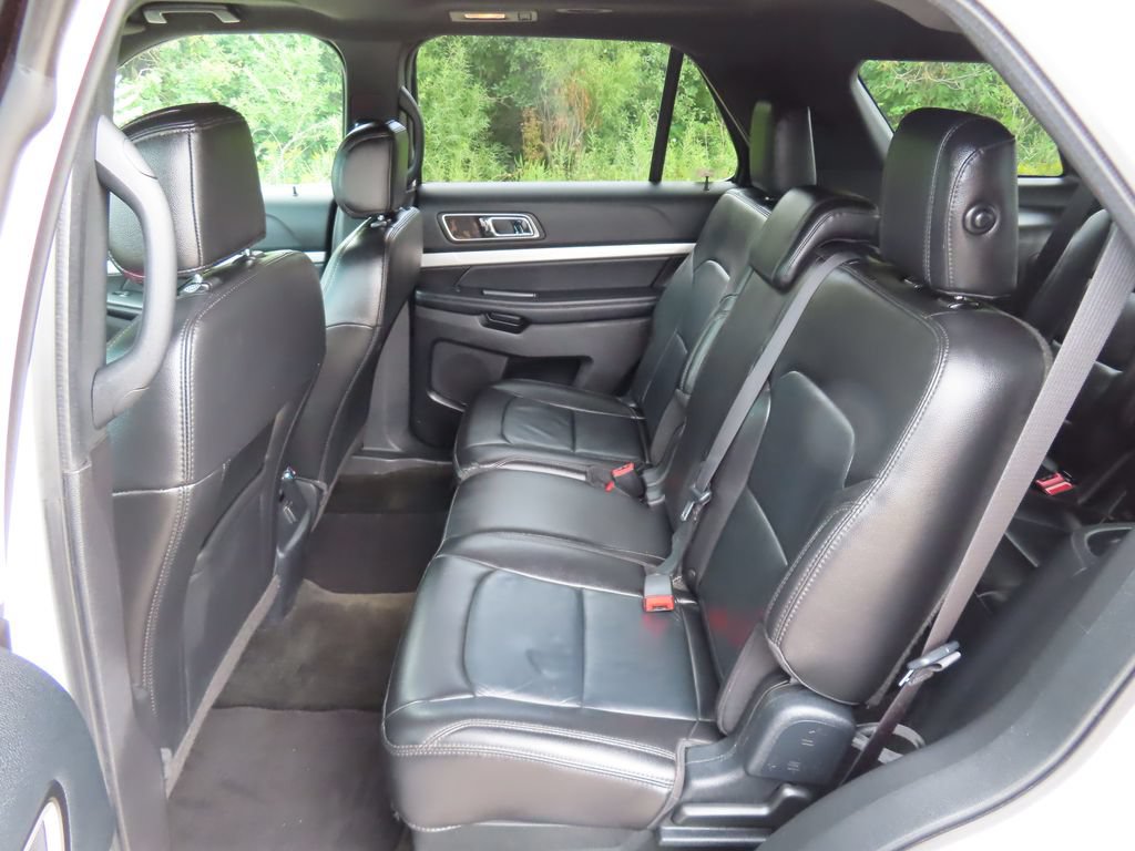 Used 2017 Ford Explorer XLT w/ Equipment Group 202A AWD/4WD image 27