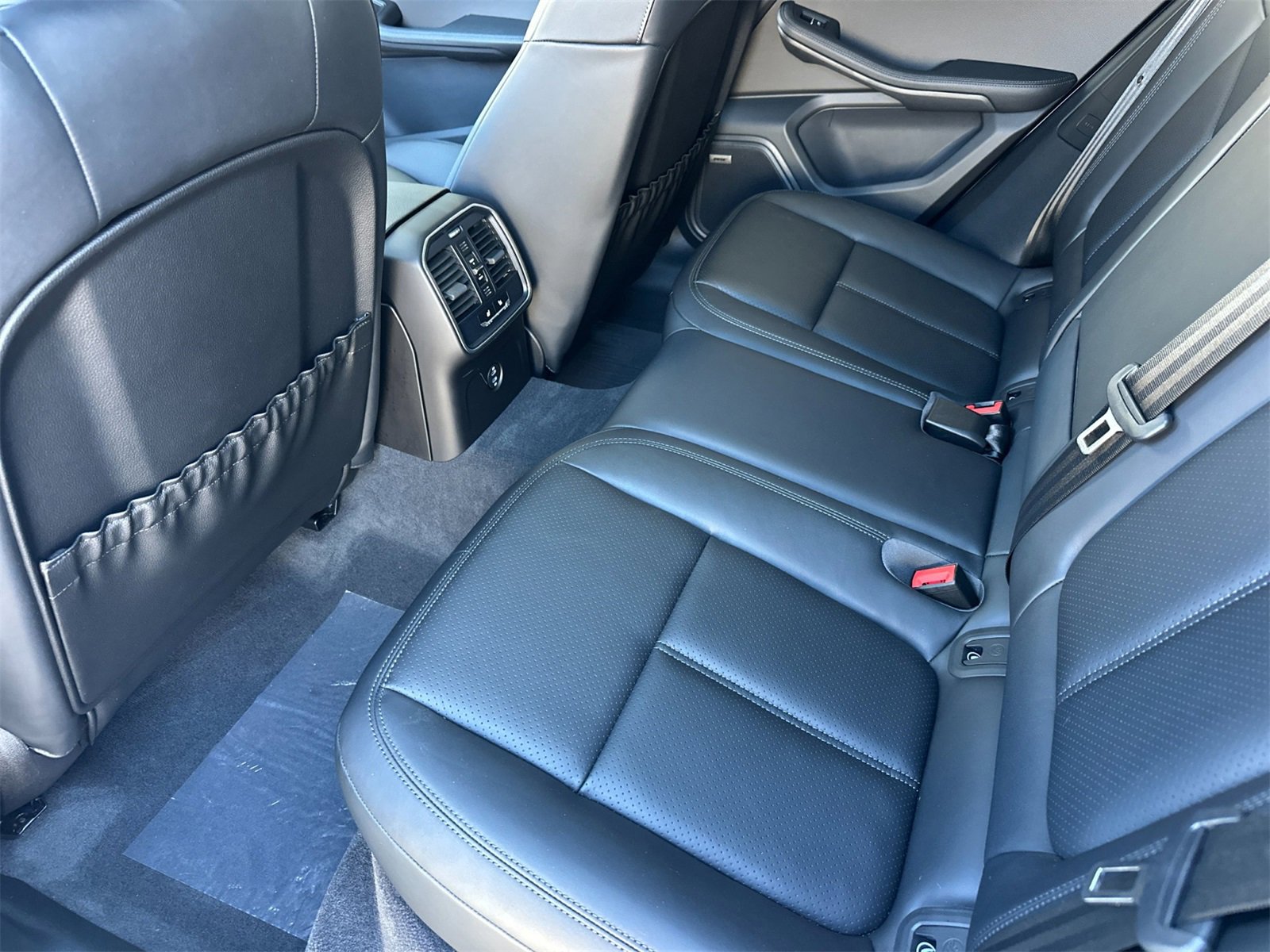 Used 2025 Porsche Macan image 14