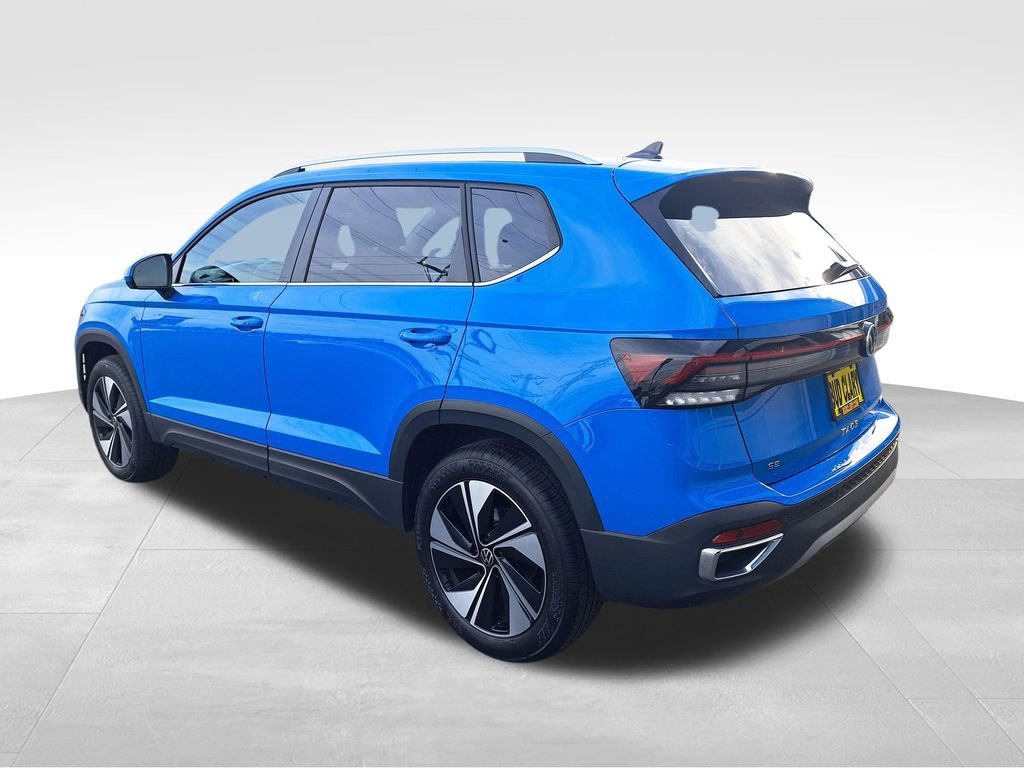Used 2025 Volkswagen Taos SE AWD/4WD image 3