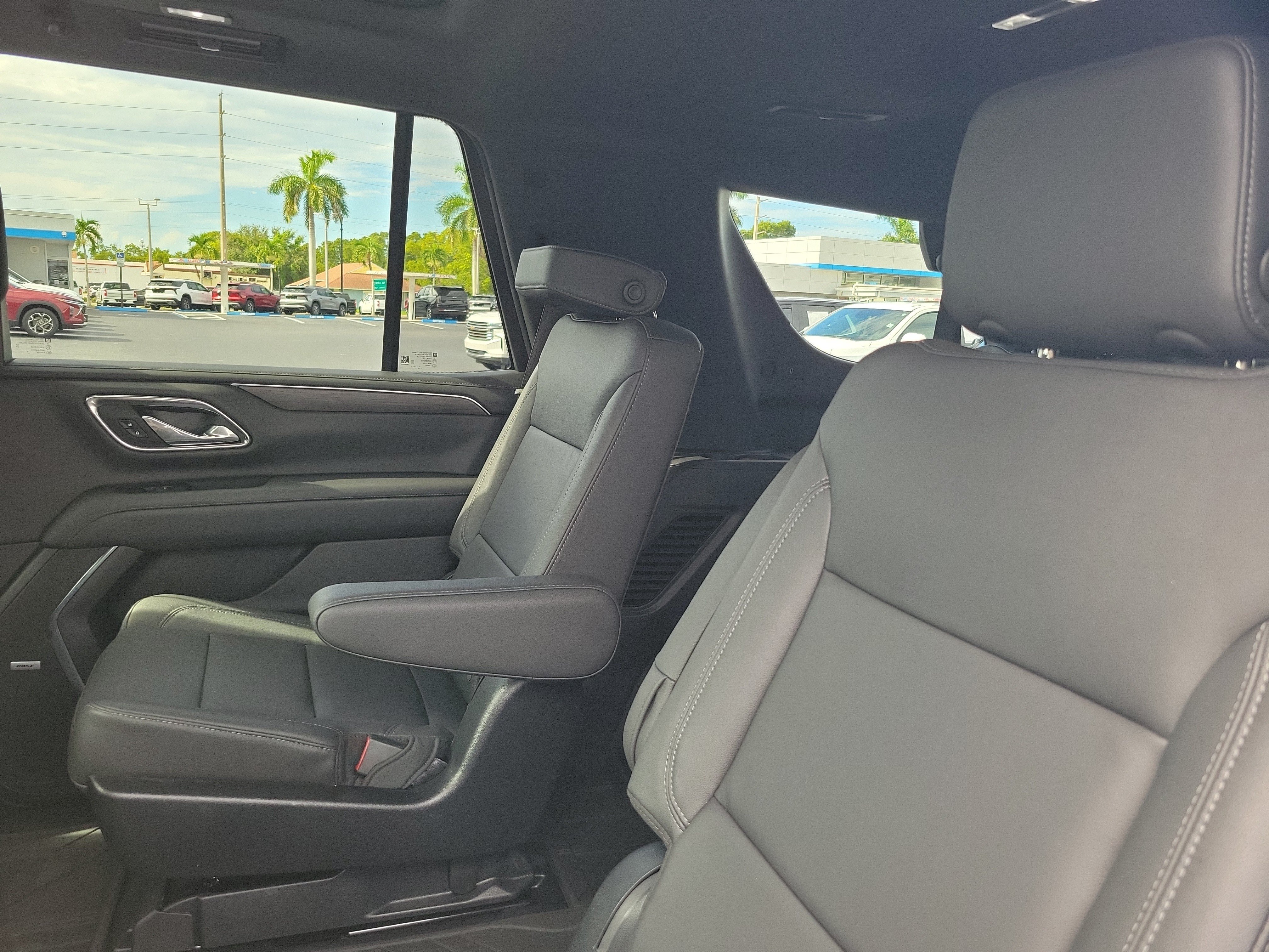 Used 2024 Chevrolet Tahoe Z71 w/ Luxury Package AWD/4WD image 9
