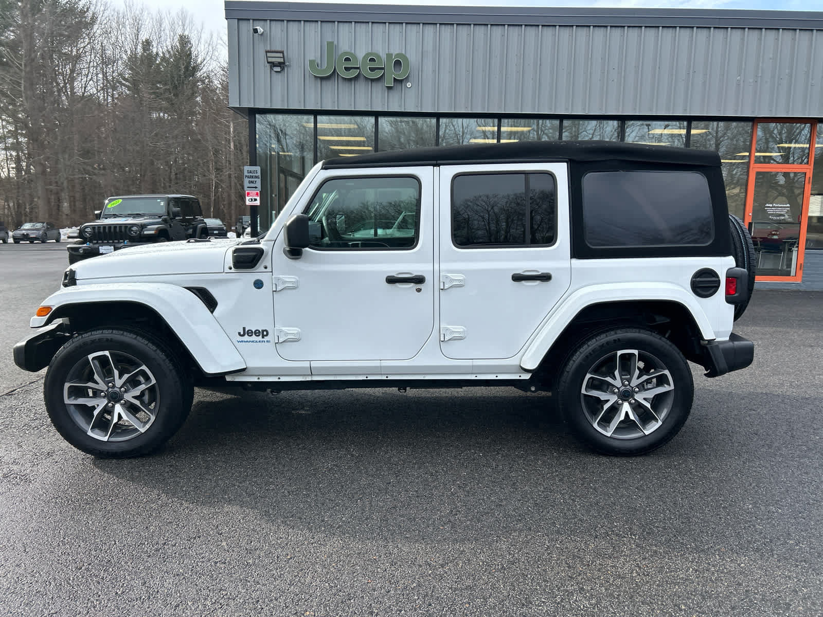 Used 2024 Jeep Wrangler Unlimited w/ Convenience Group AWD/4WD image 11