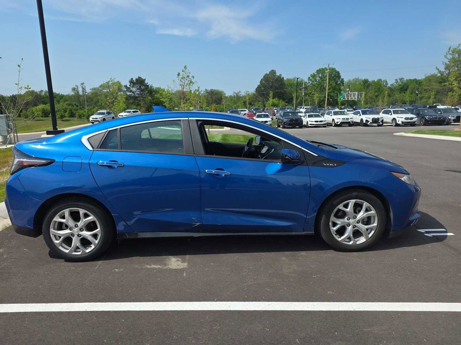 Used 2016 Chevrolet Volt Premier w/ Driver Confidence Package FWD image 4