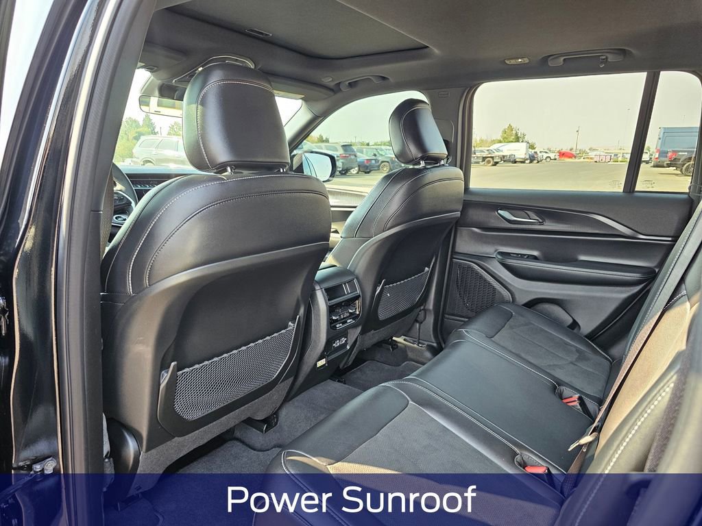 Used 2025 Jeep Grand Cherokee Altitude image 13