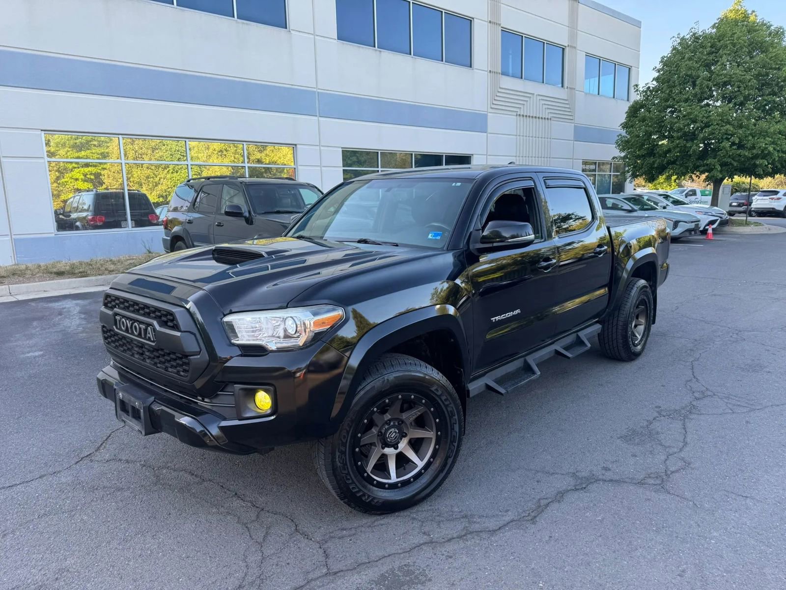 Used 2017 Toyota Tacoma TRD Sport w/ Tow Package (A/T) image 3