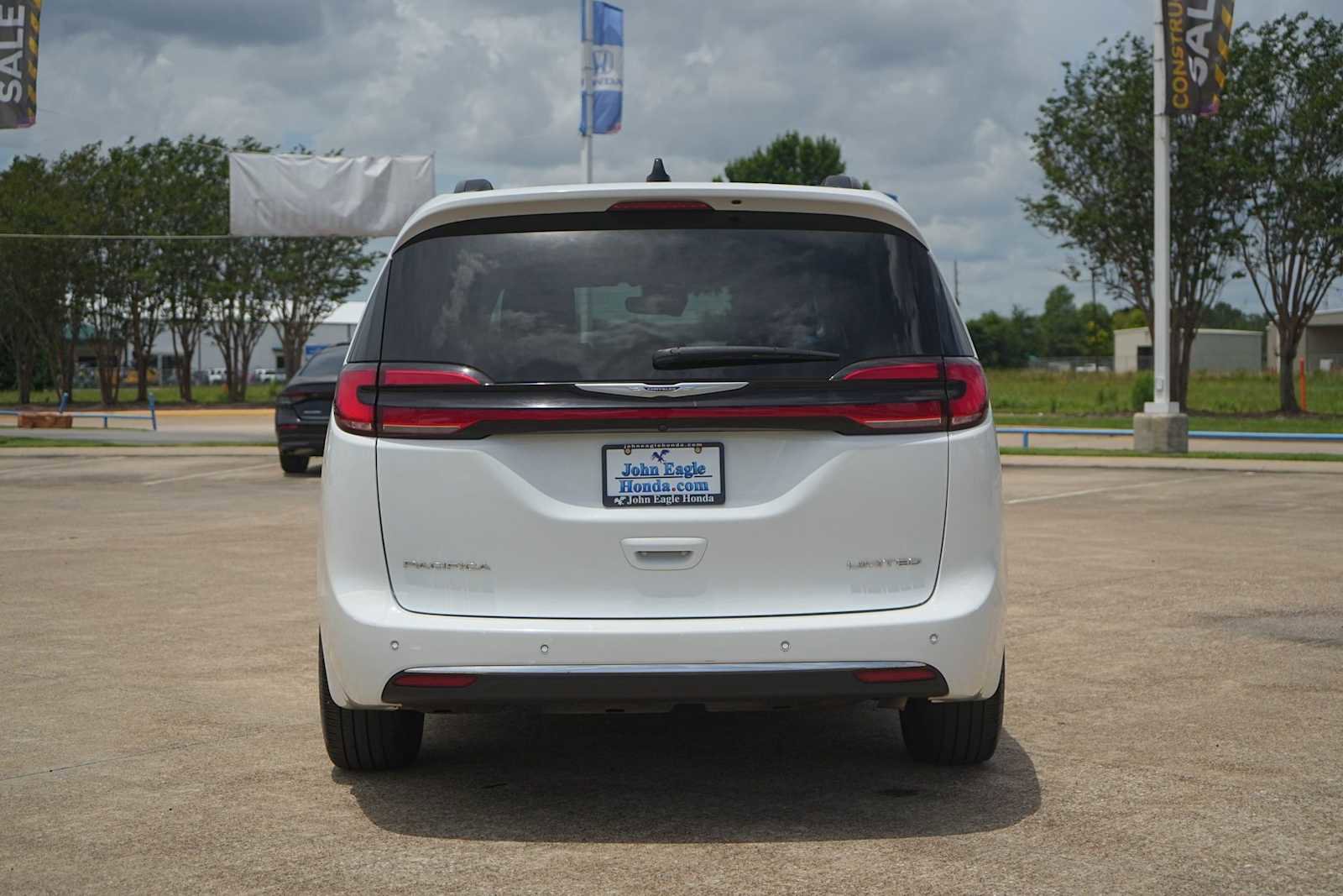 Used 2023 Chrysler Pacifica Limited FWD image 5