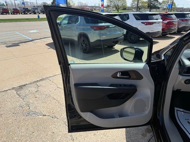 Used 2017 Chrysler Pacifica Touring-L FWD image 13