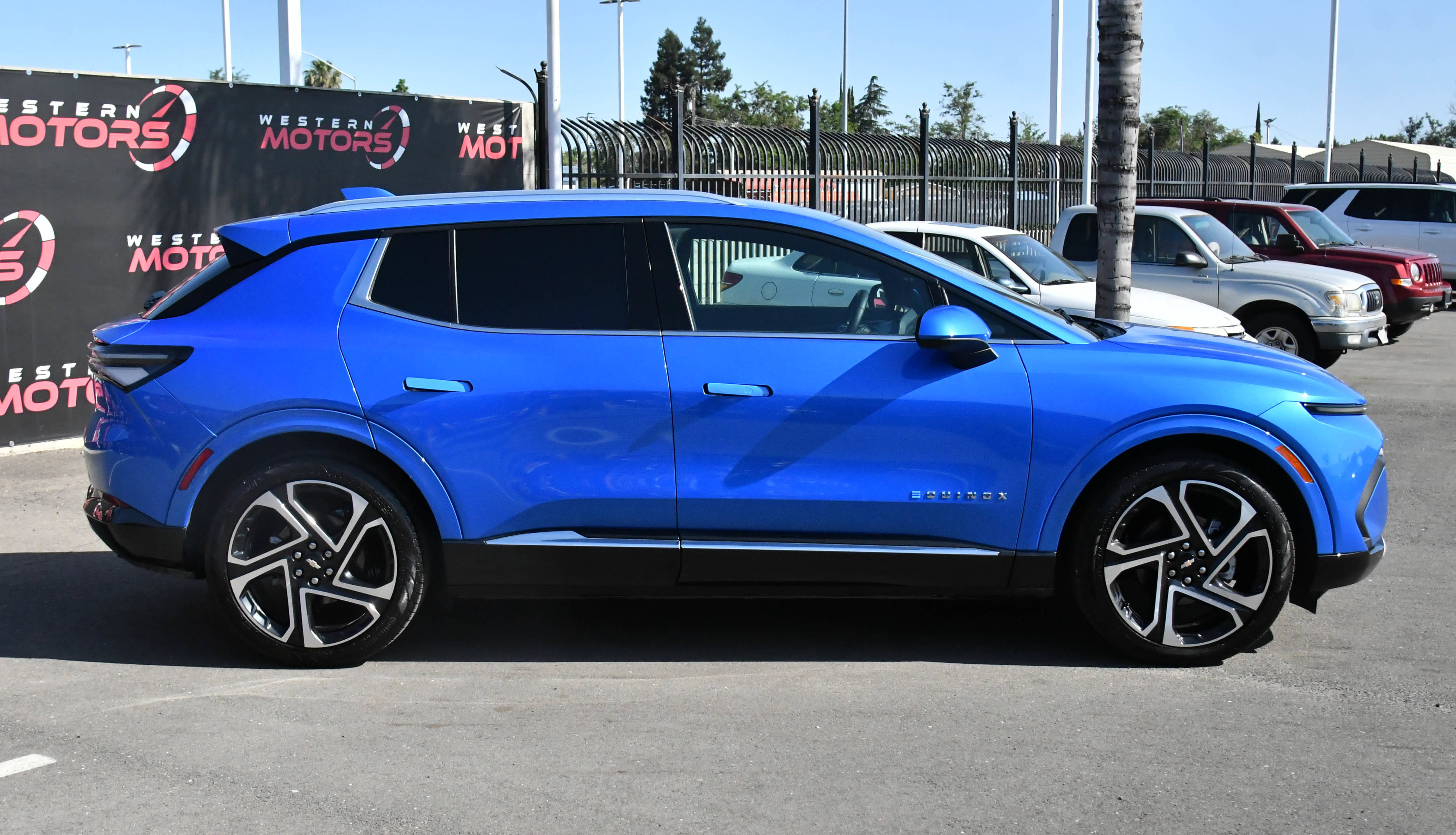 Used 2024 Chevrolet Equinox EV LT FWD image 9