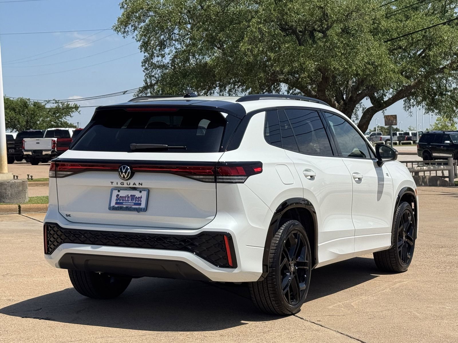 New 2026 Volkswagen Tiguan SE R-Line FWD image 5