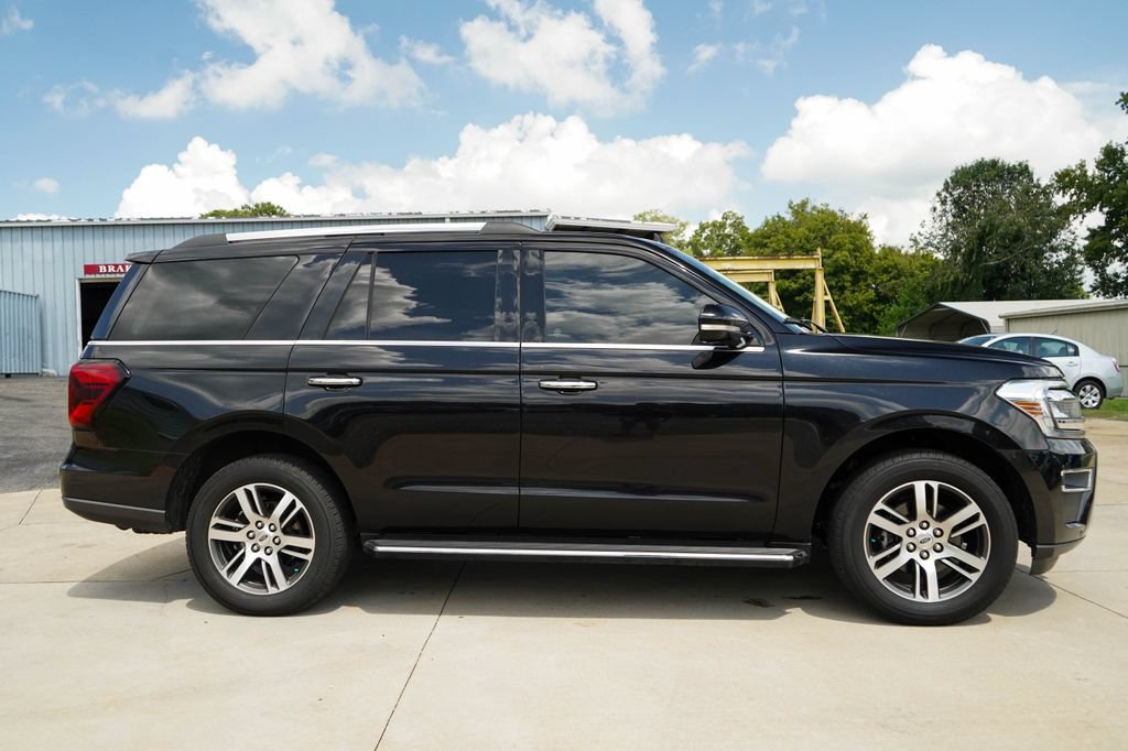 Used 2022 Ford Expedition Limited AWD/4WD image 3