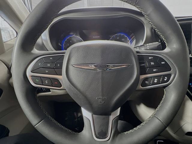 Used 2024 Chrysler Pacifica Touring-L FWD image 14