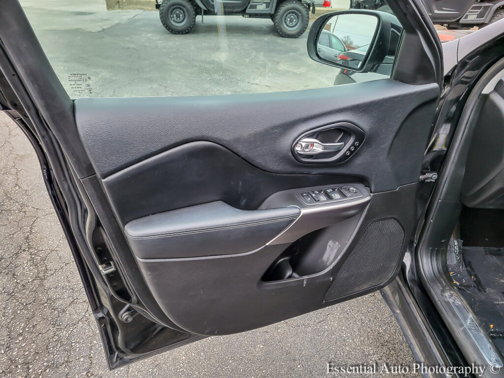 Used 2019 Jeep Cherokee Limited image 26