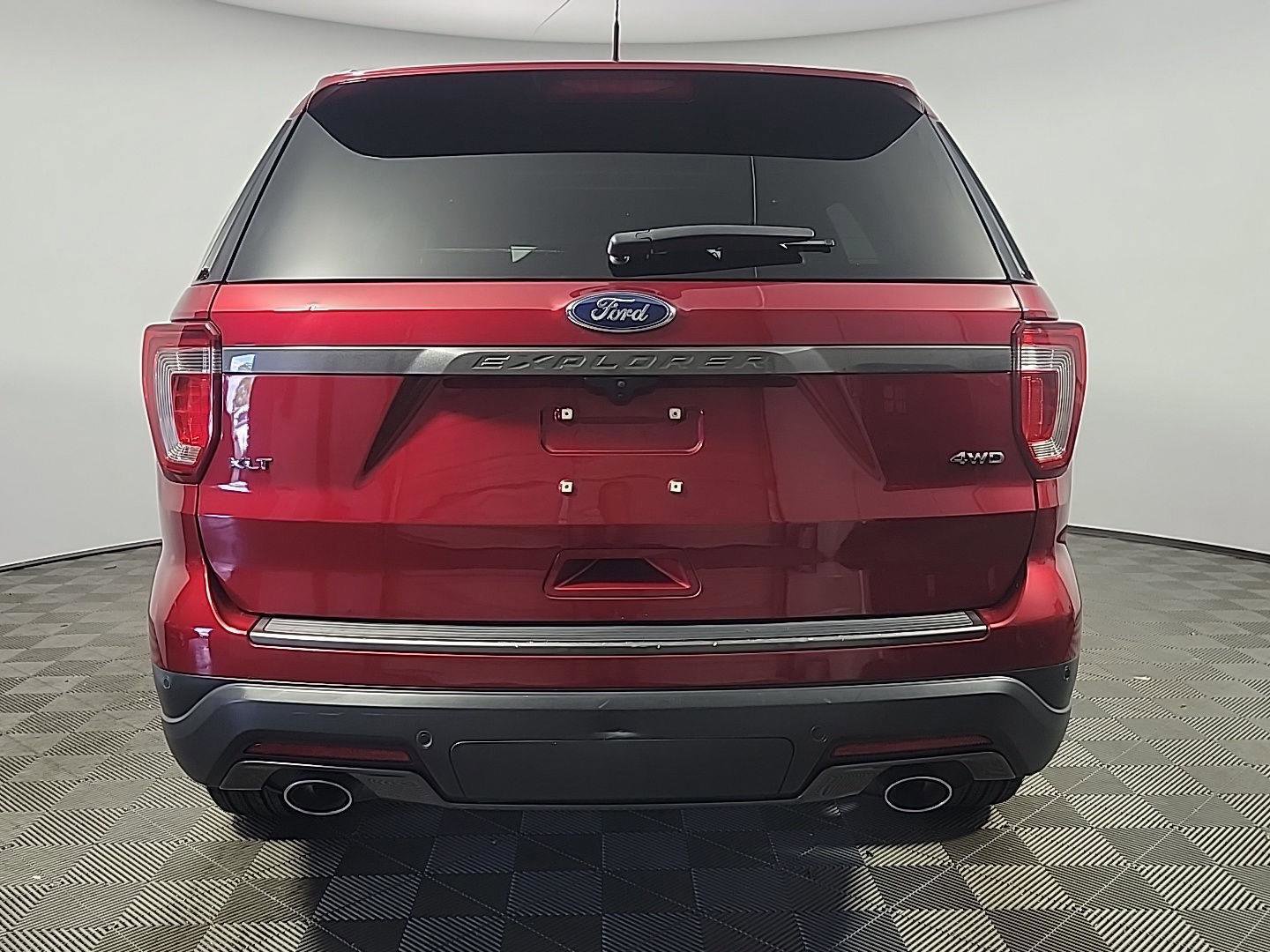 Used 2018 Ford Explorer XLT w/ Equipment Group 202A AWD/4WD image 5