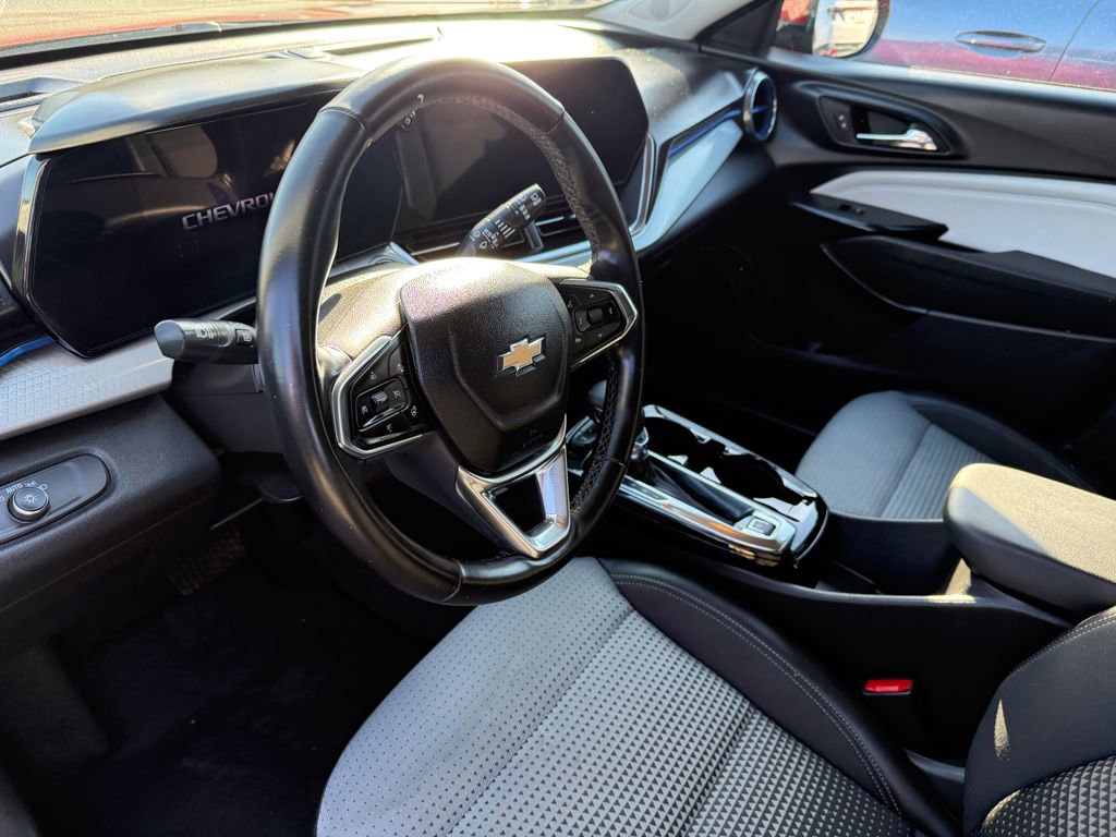 Used 2025 Chevrolet Trax LT w/ LT Convenience Package FWD image 23