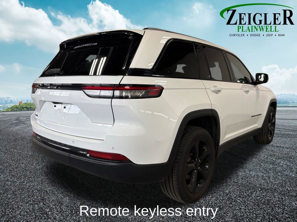 Used 2023 Jeep Grand Cherokee Altitude AWD/4WD image 5