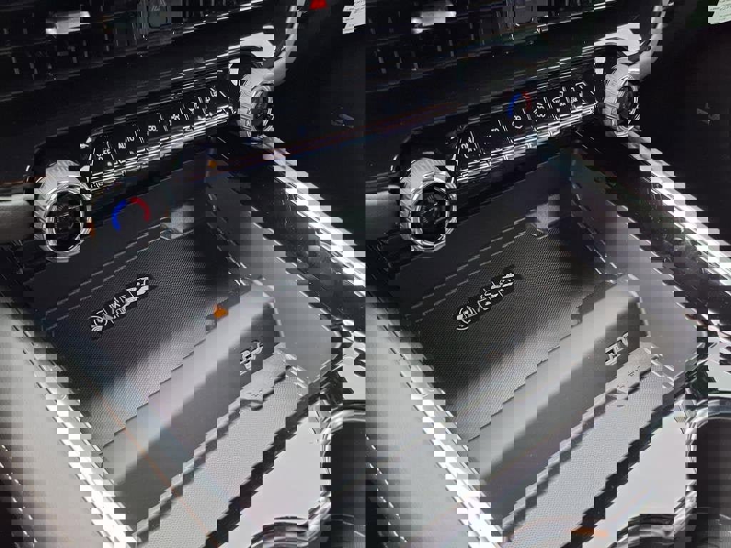 New 2025 Chevrolet Suburban Premier image 15