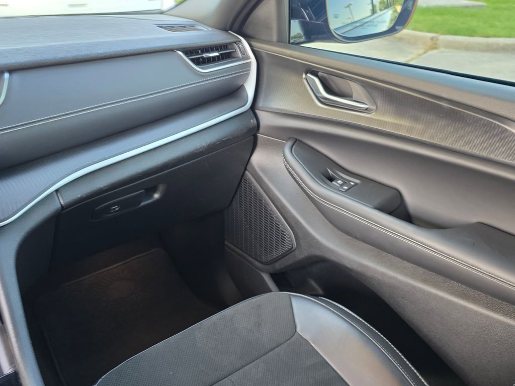 Used 2025 Jeep Grand Cherokee Altitude AWD/4WD image 21
