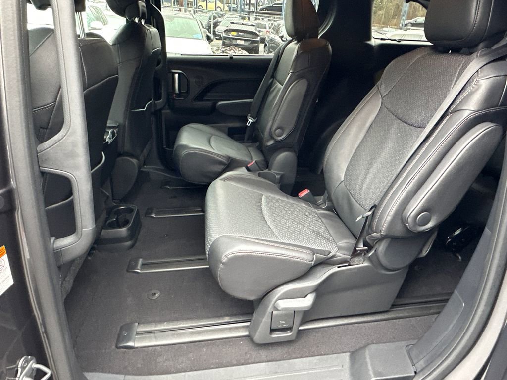 Used 2025 Toyota Sienna Limited image 19