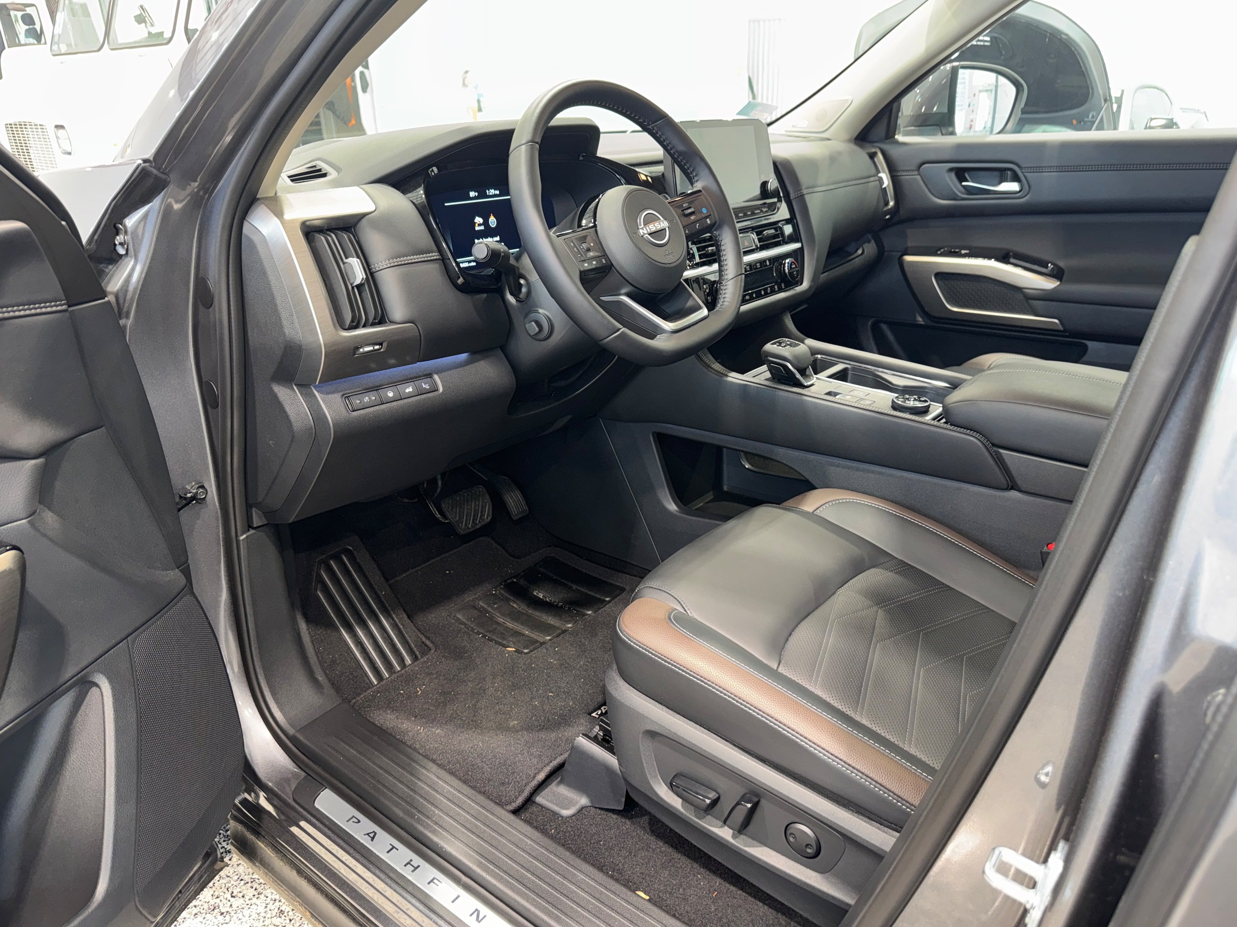 Used 2025 Nissan Pathfinder Platinum AWD/4WD image 14