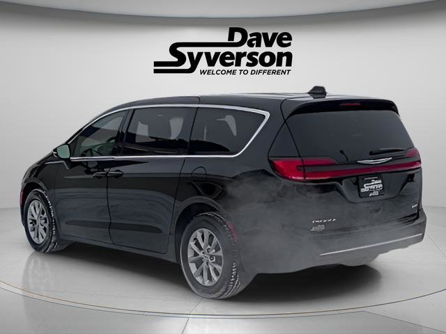 Used 2025 Chrysler Pacifica Select image 3