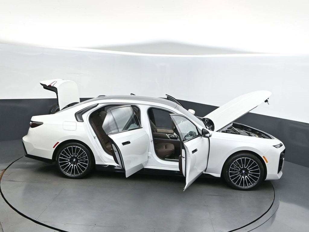 New 2026 BMW 750e xDrive image 31