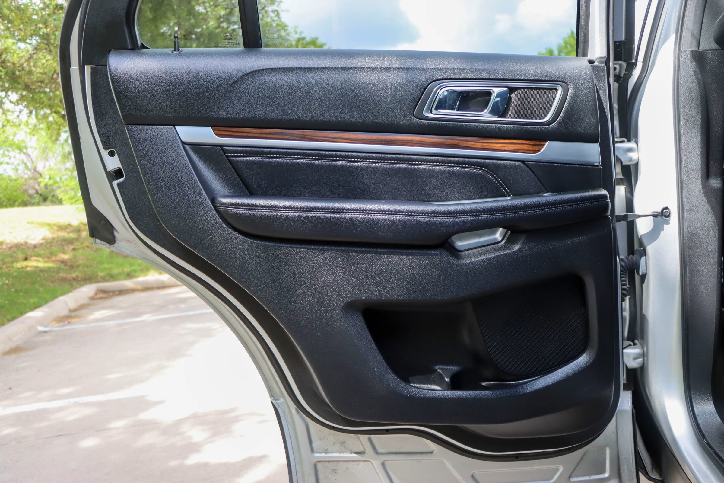 Used 2018 Ford Explorer Limited w/ Ford Safe & Smart Package AWD/4WD image 12