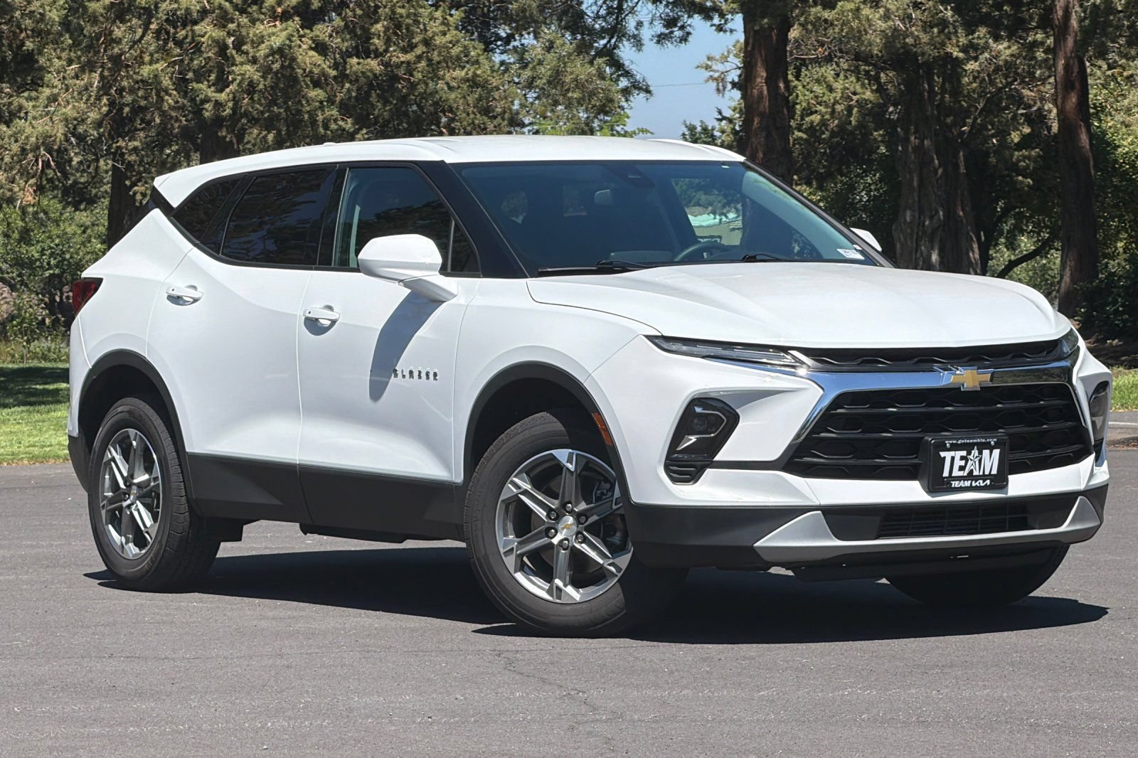 Used 2025 Chevrolet Blazer LT FWD image 2