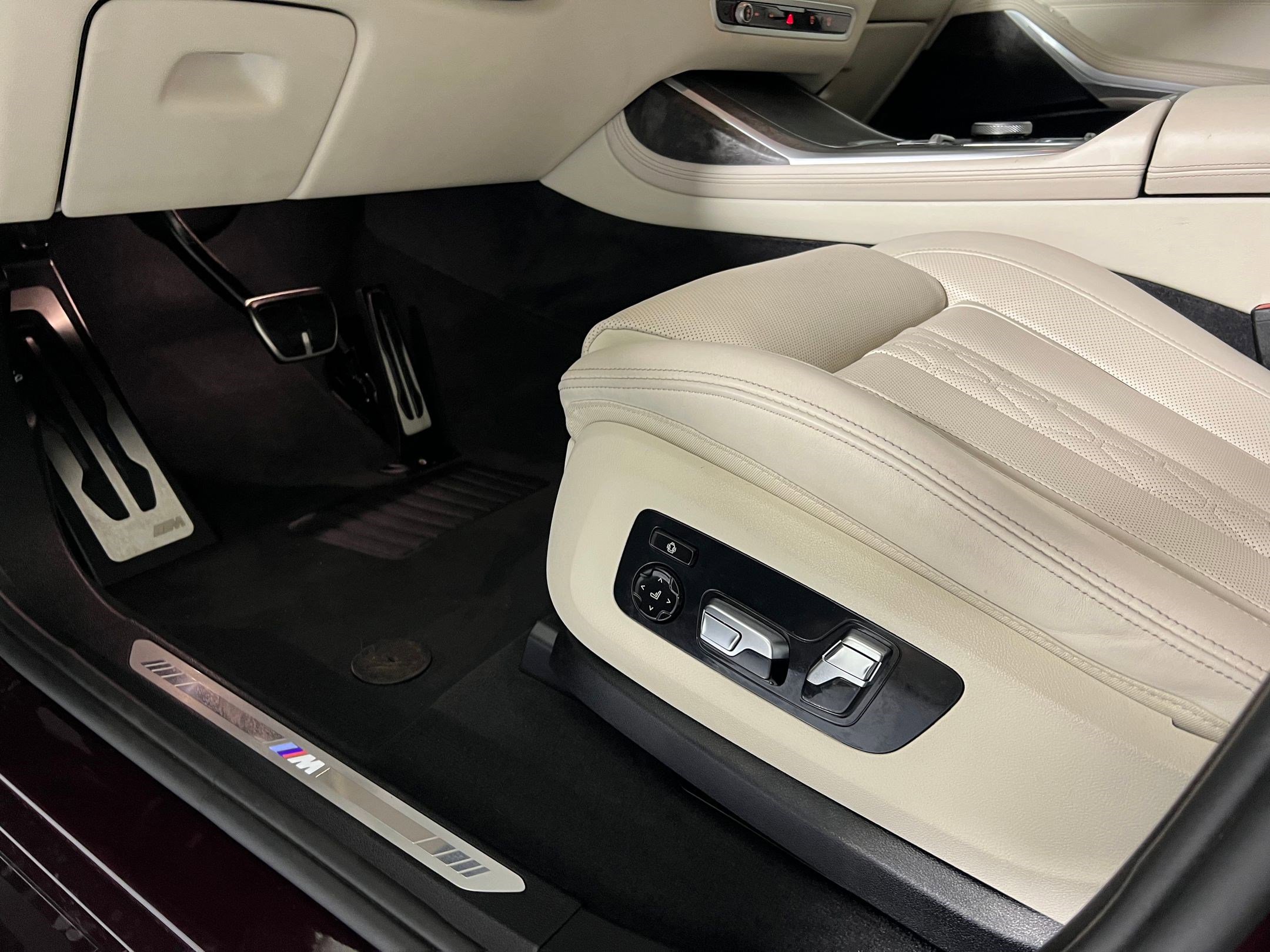 Certified 2024 BMW X7 xDrive40i w/ M Sport Package image 12